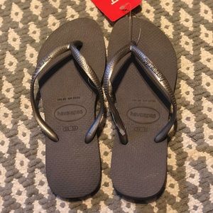 Size 6 NWT Havaianas Steel Gray Flip Flips